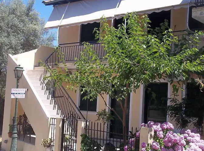 En Leuko Tsoukaládhes