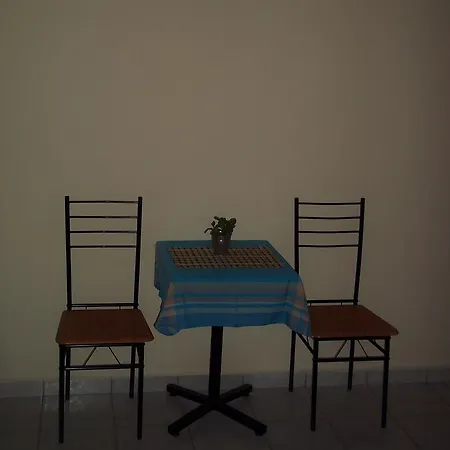 En Leuko * Tsoukaladhes